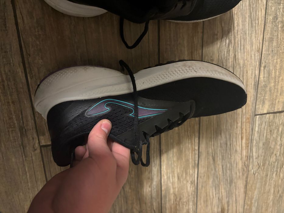 Кросівки спортивні