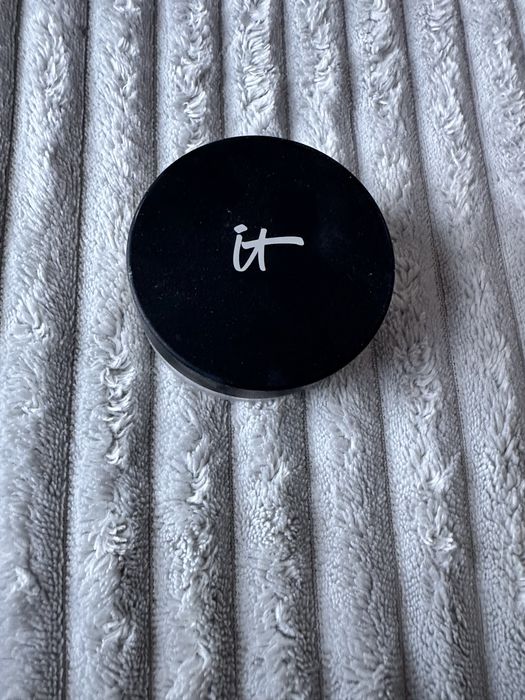 It cosmetics puder bye bye pores