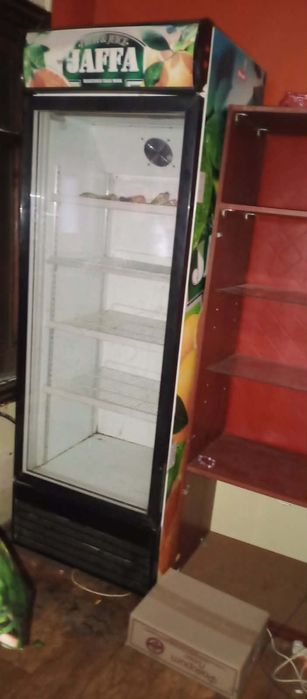 Продаю холодильник ветрина і морозильна ларь на 450літрів все в чудовому робочому стані