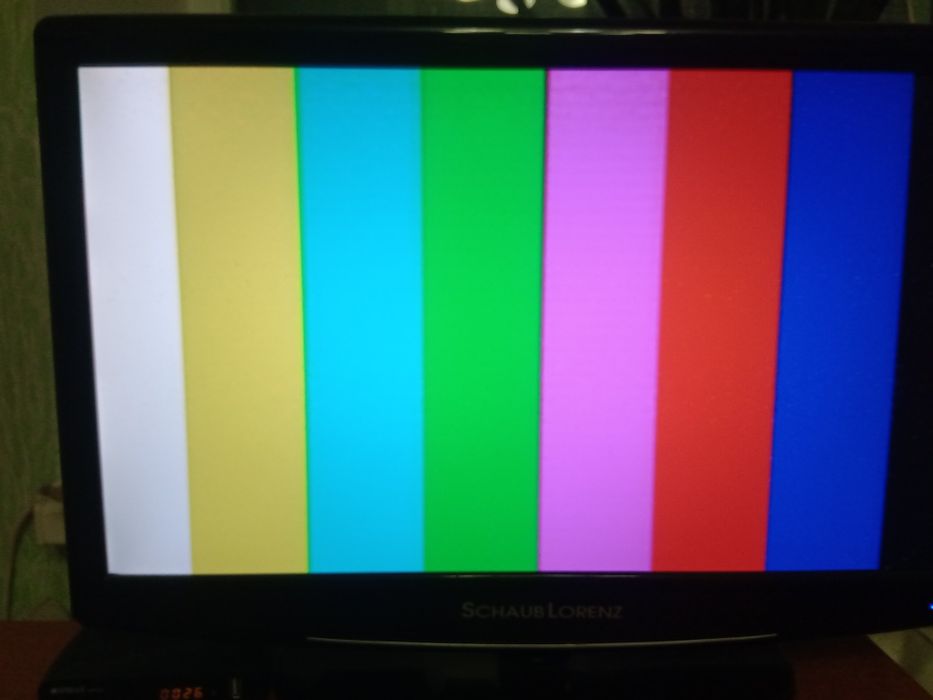 Телевізор 24 дюйми разом з приставкою Т 2  і пультами до них.