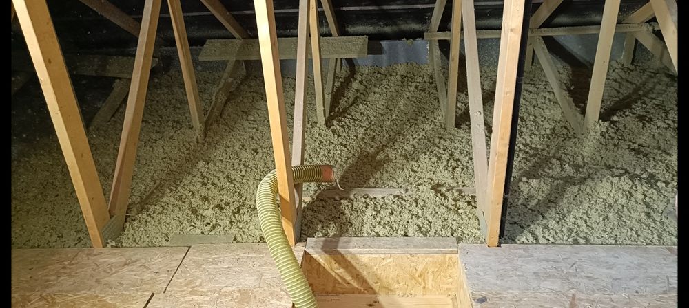 Ocieplenie wdmuchiwaną wełną skalną poddasza stropu wiązarowego