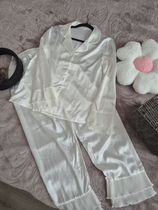 Жіночий піжамний комплект з рюшами,може бути як весільний