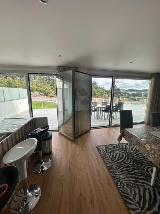Arrenda-se Exclusivo T2 de Luxo c/ Terraço Privativo, Piscina e Spa – Pombal