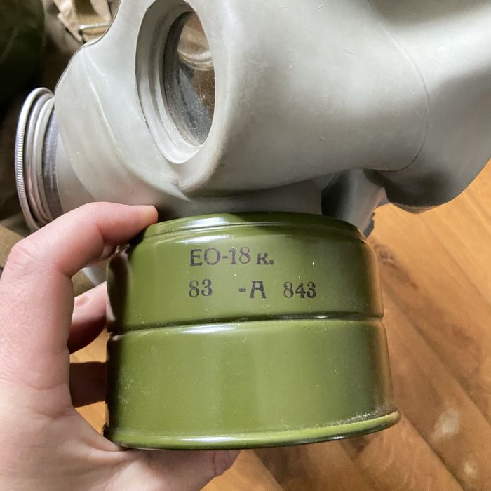 Протигаз чорний. Новий. І сірий