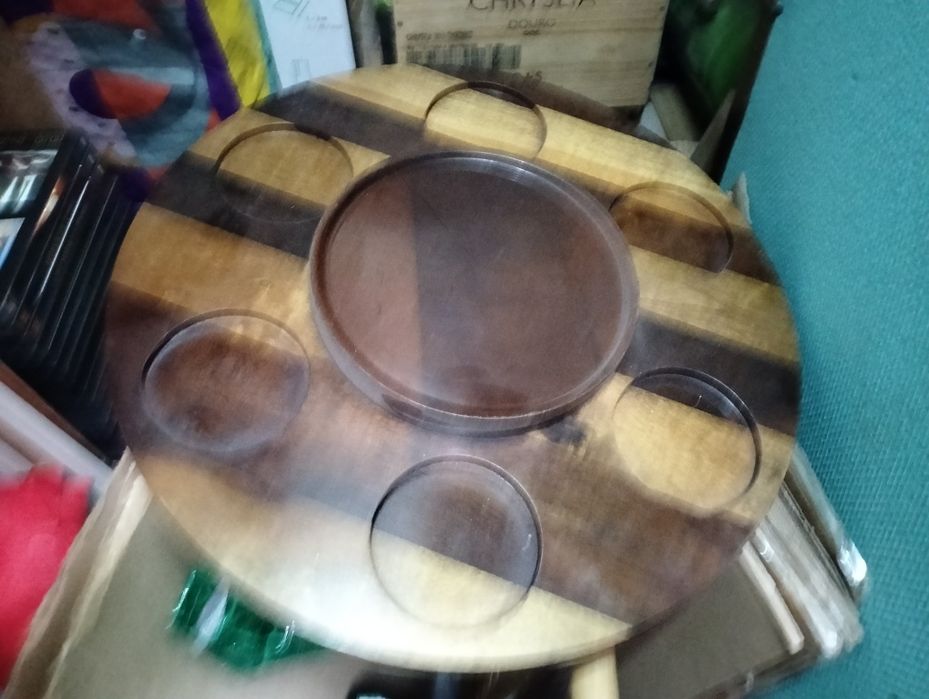 Mesa rotativa para aperitivos em madeira