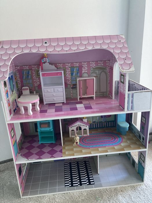 Domek drewniany dla lalek z wyposażeniem