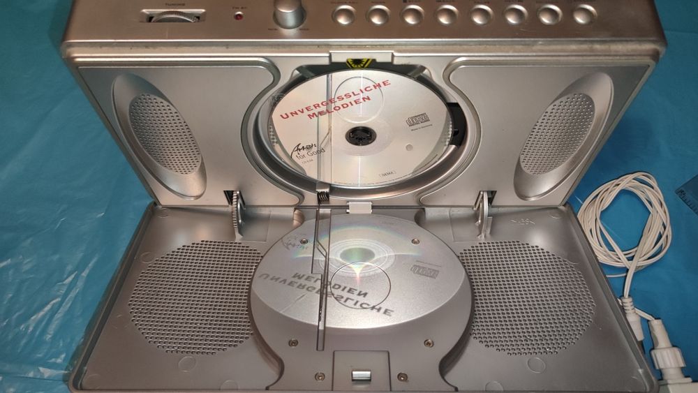 Радио, проигрыватель CD и часы.