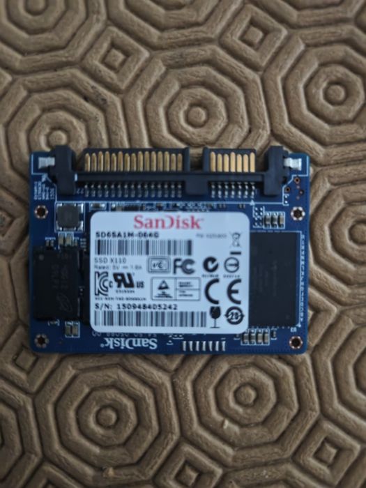 disco SSD da SanDisk da série X110, no formato Half-Slim SATA (JEDEC MO-297)