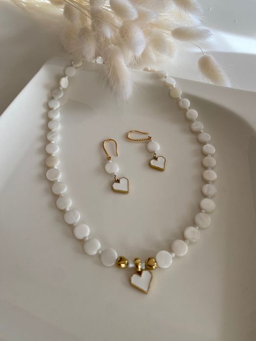 Piękny naszyjnik i kolczyki wykonane z naturalnej masy perłowe