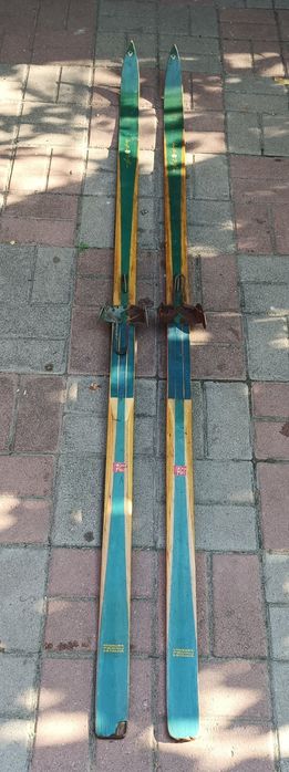 лижі дерев'яні з кріпленням під взуття