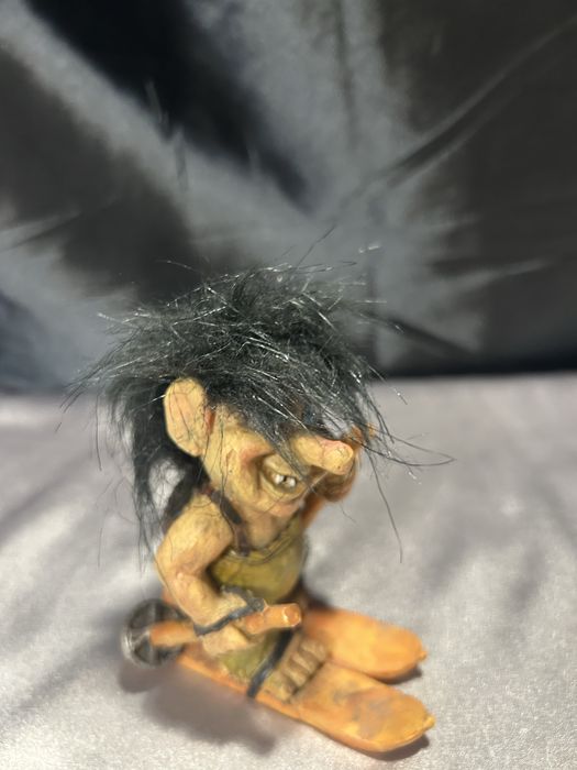 Figurka Trolla na Nartach z Plecaczkiem – Norweska Pamiątka