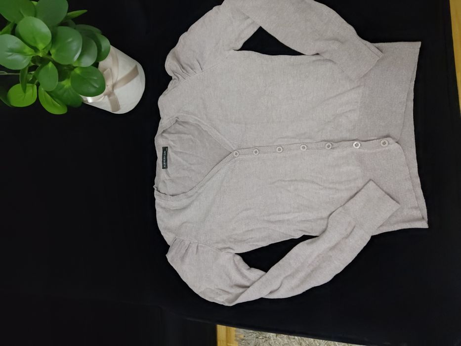 Sweterek beżowy rozpinany na guziki