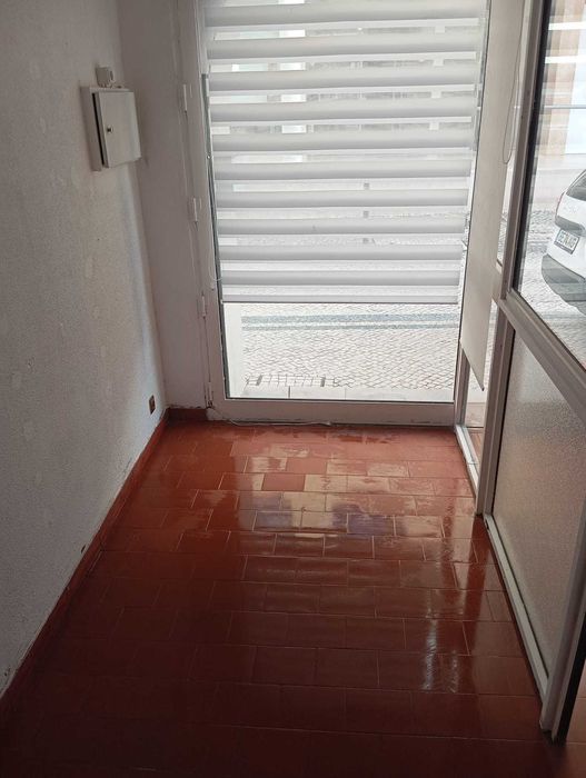 Arrenda-se pequeno espaço comercial na rua do comércio no Bombarral