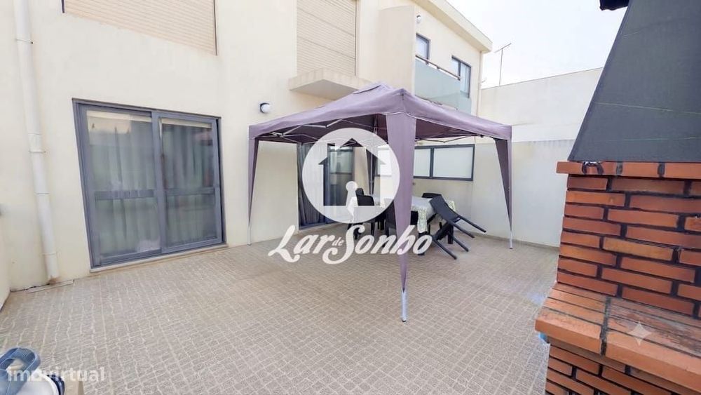 Apartamento T2 com Garagem fechada e Terraço a 50 m da Praia