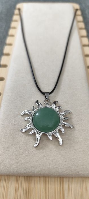 Colar com Sol e Pedra no centro