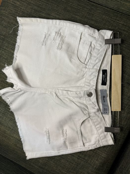Білі джинсові шорти