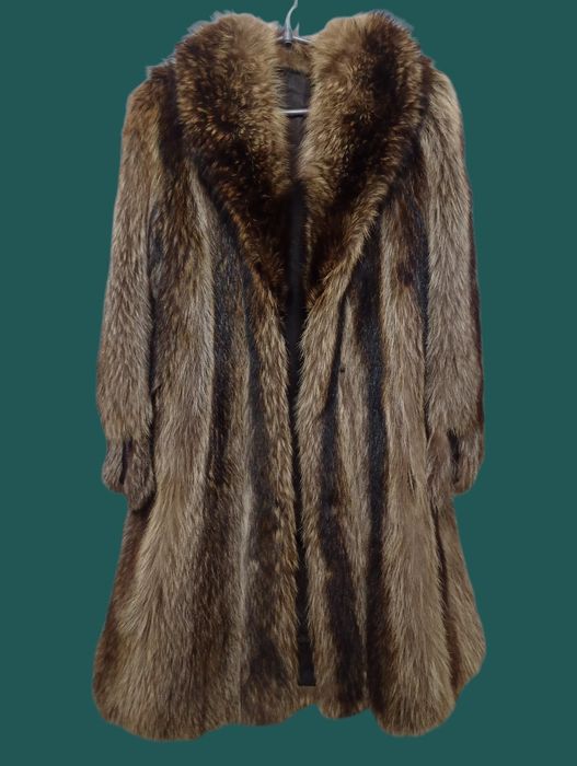 В груди 114см. Натуральная шуба из енота. Манто.  Винтаж