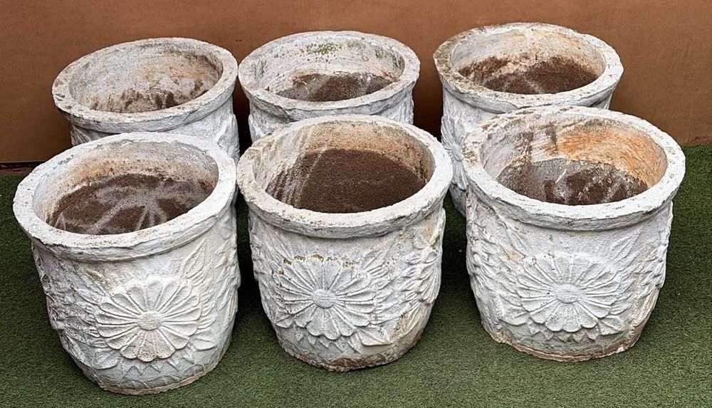 Vasos antigos, em cimento e pó de pedra com decoração, medidas: altura 41X44 cm,