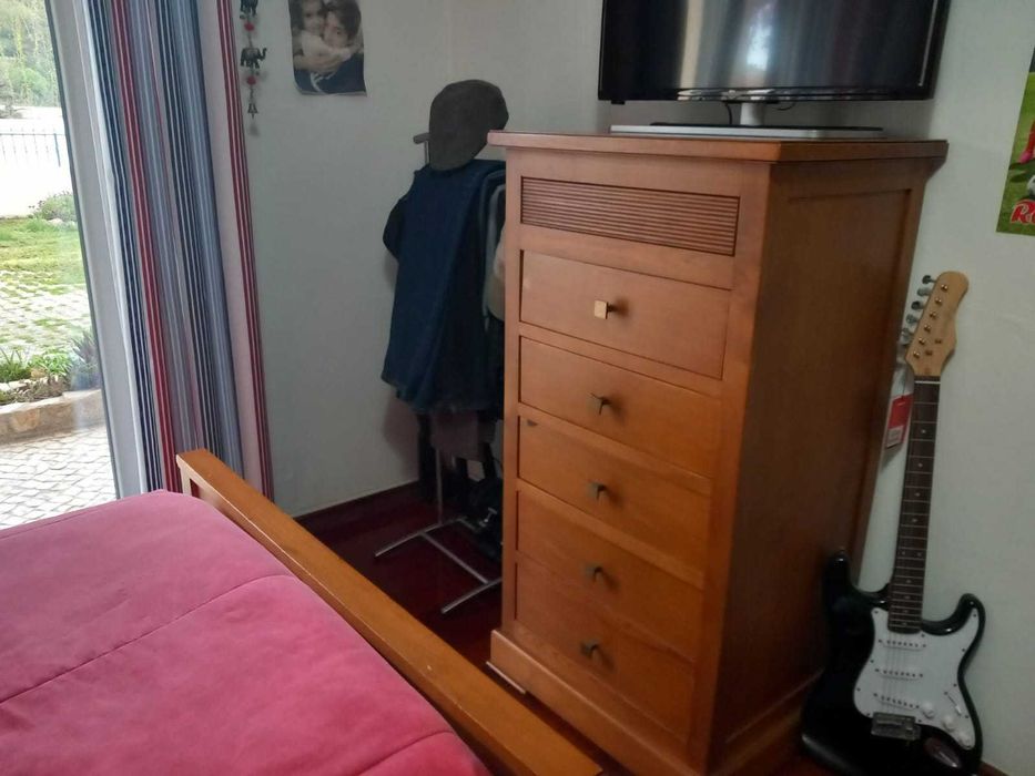 Mobília de solteiro em Madeira de Carvalho seminova
