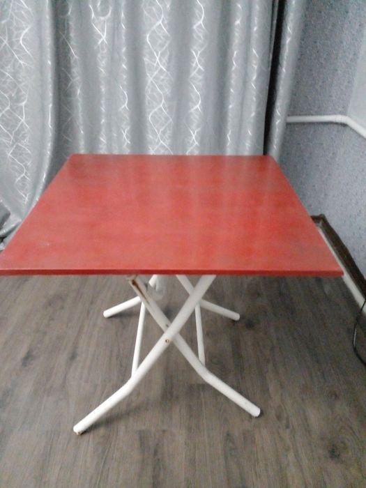Стіл складаний квадратний з металевими ніжками