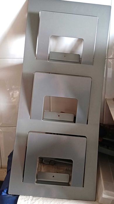 Suporte IKEA cinzento metálico para revistas e livros