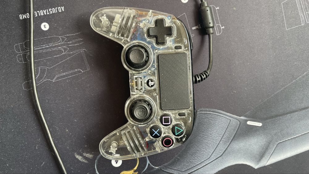 Ps4 pro 1 Tb com 3 comandos