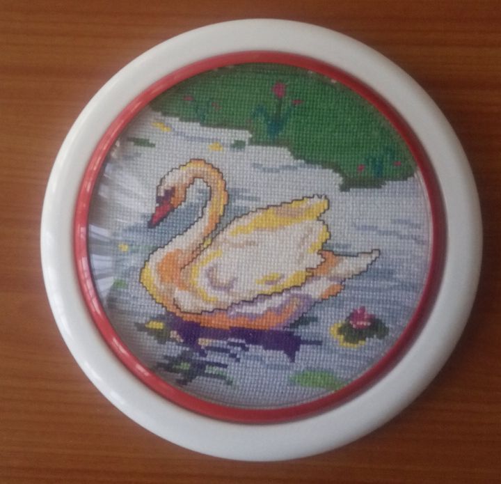 Bordado à mão com moldura tipo relógio