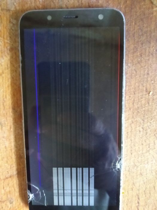 Samsung j600f битый и Nomi 6030iбитый