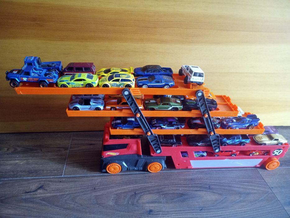 Zestaw hot wheels. 43 autka plus laweta.