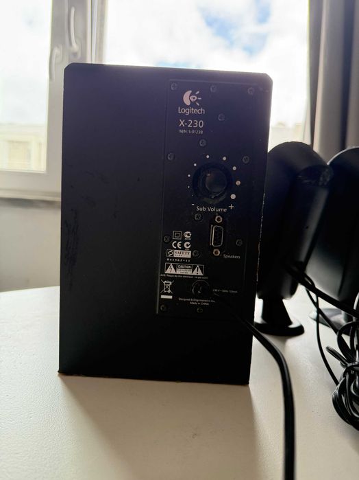Logitech x-230 2.1 (2 satélites + 1 subwoofer)
