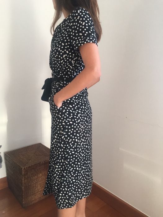 Vestido preto clássico às bolinhas