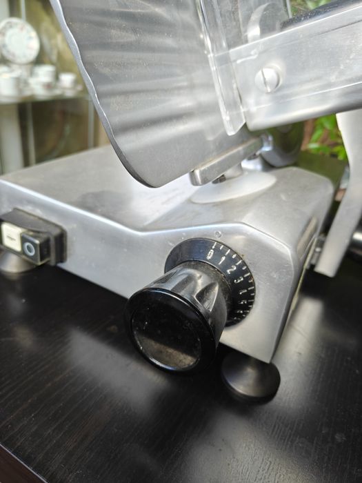 Fiambreira eléctrica NTS Maquina de cortar carnes, pouco usada, indust