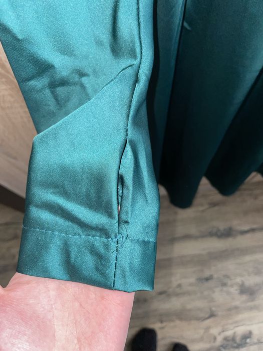 Атласна зелена сукня