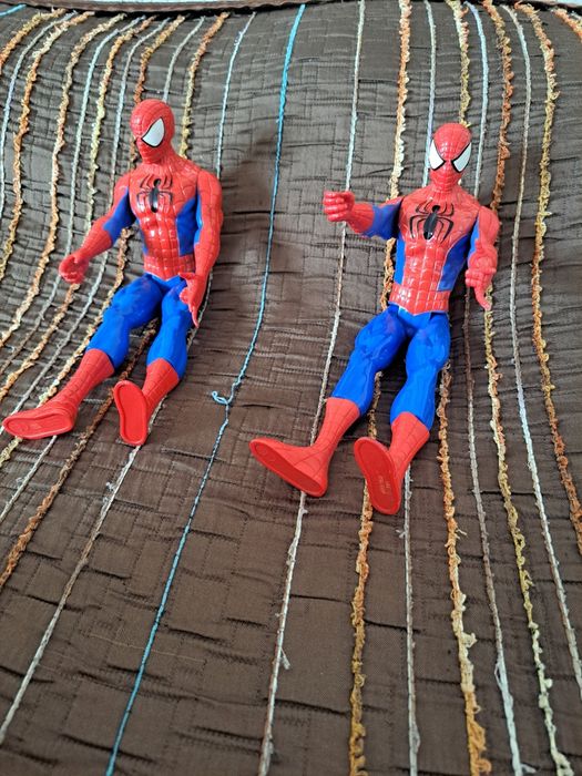 Vendo 2 spider men com pouco uso