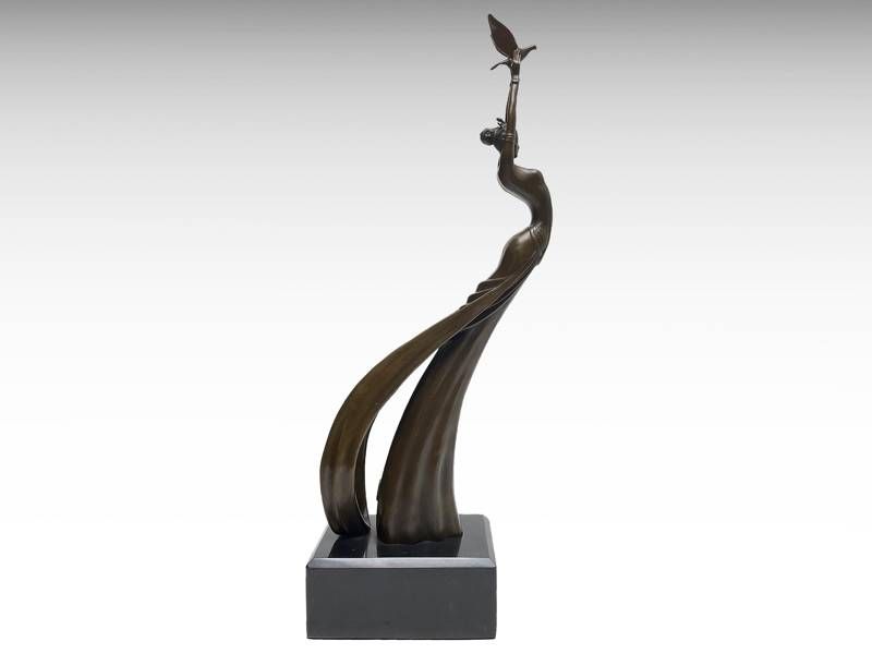 Escultura de bronze - Mulher a libertar uma pomba; símbolo de paz