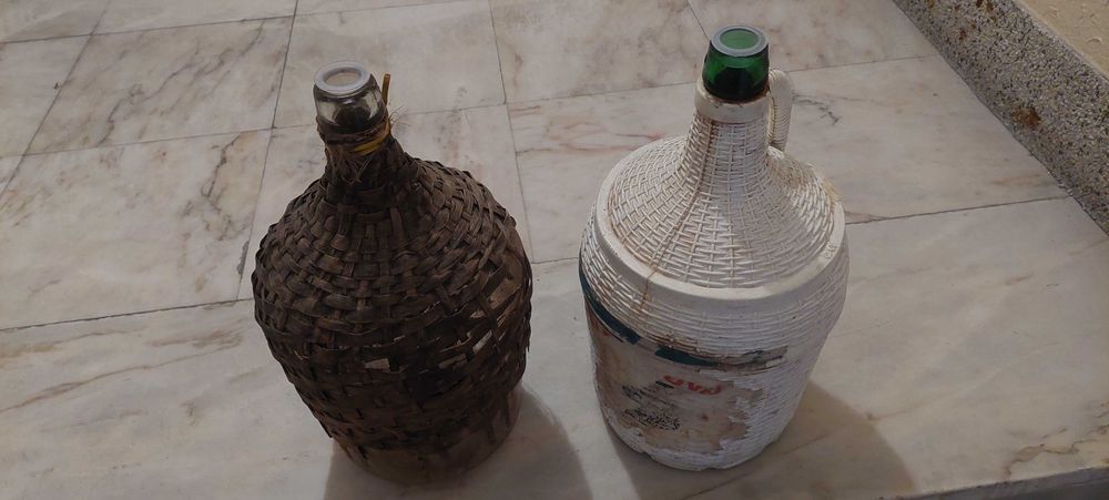 Garrafões em Vidro Palha e Plástico