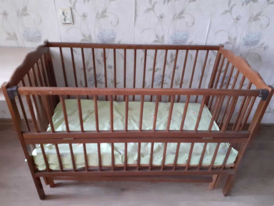 Детская кроватка с маятником и матрасом
