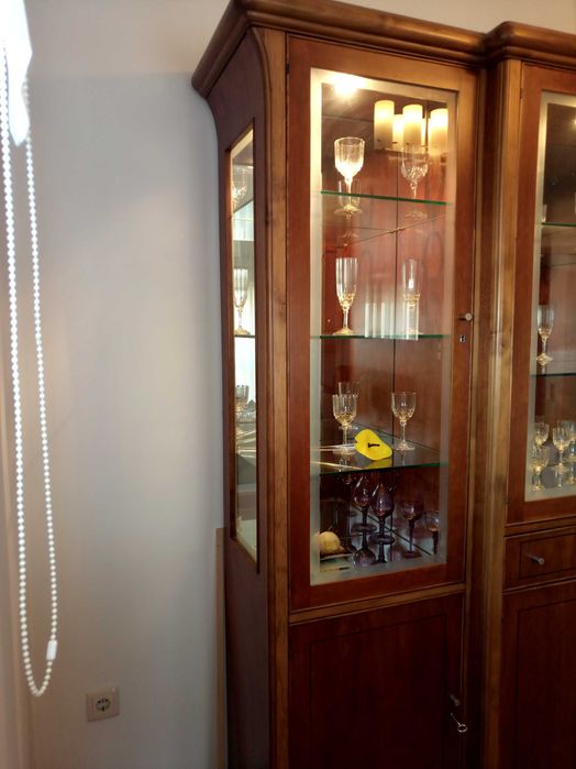 Estante e mesa com cadeiras cerejeira