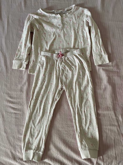 Pijama Zara canelado cru com lacinhos cor-de-rosa, 4 anos