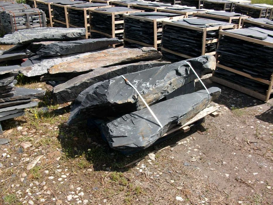 Czarny łupek monolit kamienny kamień naturalny gigant