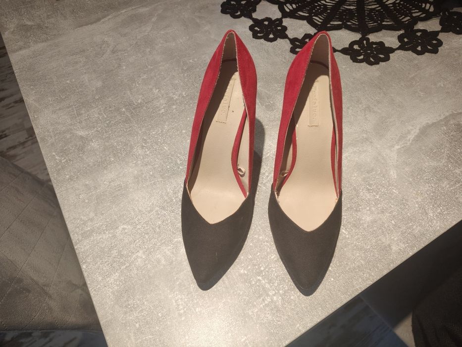 Buty na słupku trzy kolorowe