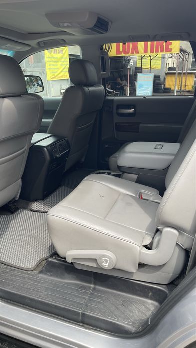 Toyota Sequoia 2012 год