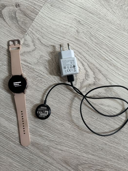 Smartwatch SAMSUNG Galaxy Watch 4  Różowo-złoty