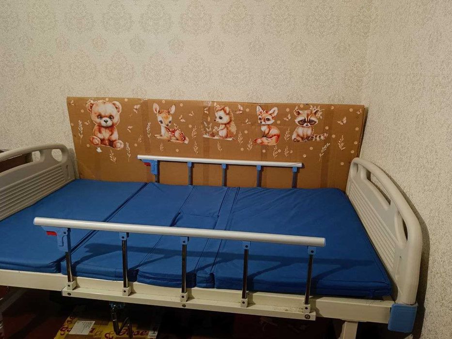 Медичне 4-секційне ліжко з туалетом для догляду за лежачими пацієнтами