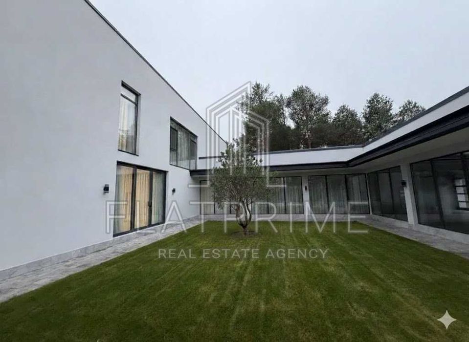 Розкішний маєток з виходом до води Riviera Village