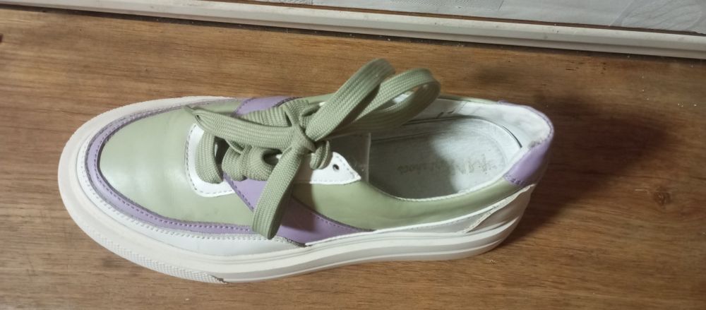 Продам кроссовки женские
