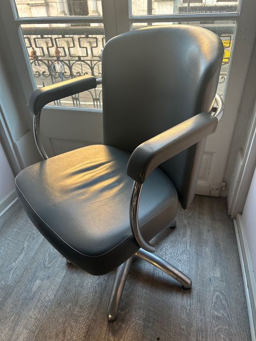 Cadeiras e rampas de lavagem de cabeleireiro.