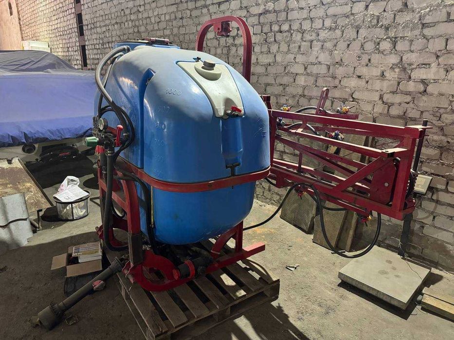 Навісний польський оприскувач на 1000 л