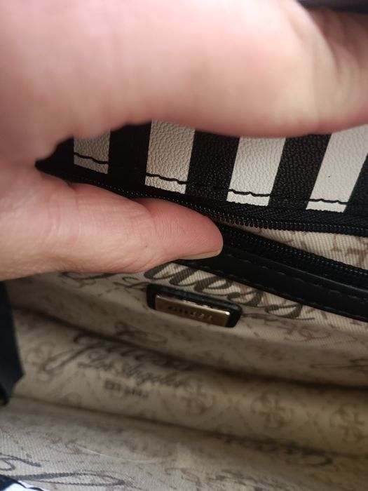 Mala as riscas Guess