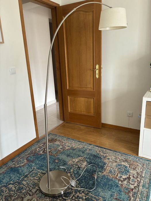 Candeeiro de pé alto com abajur branco